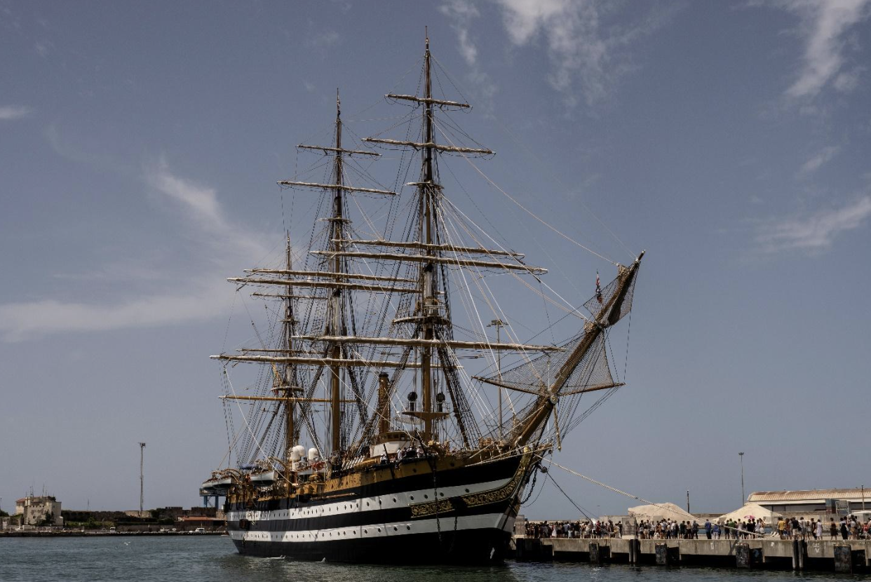 Il team Navionics sale a bordo della famosa Amerigo Vespucci